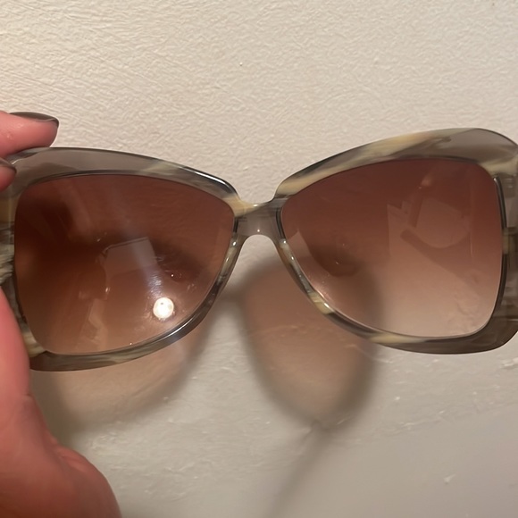 Seasonless Gucci Sunglasses that look like bone - EUC - Picture 5 of 9